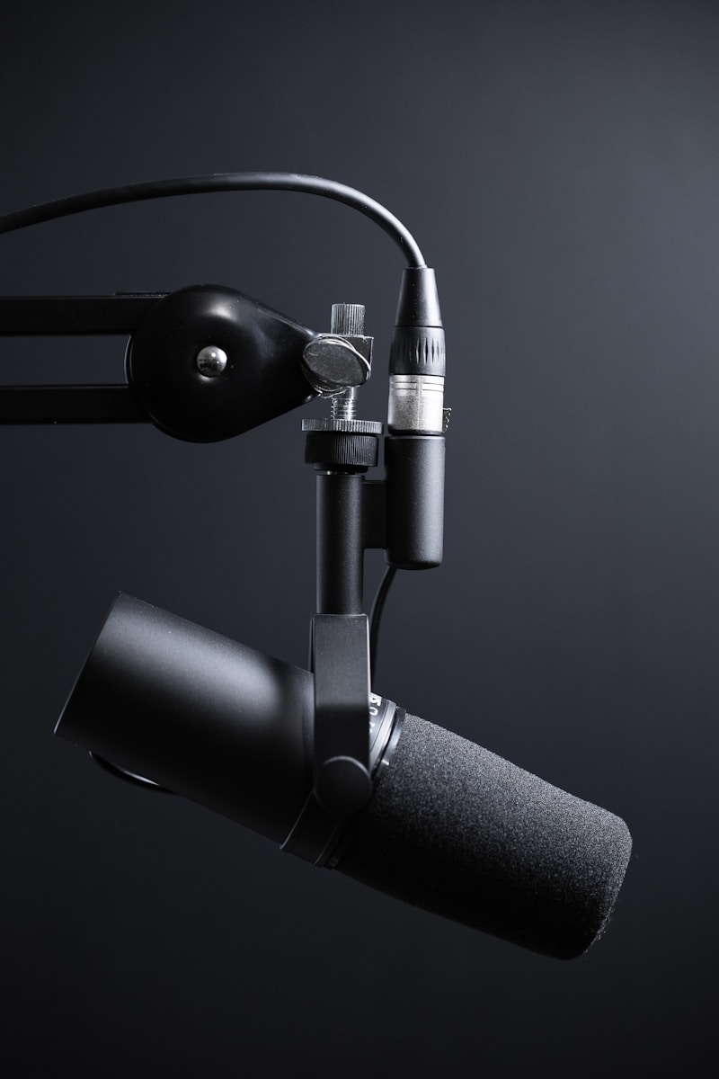 Micrófono Condensador USB con Brazo Articulado y Luz RGB para Streaming